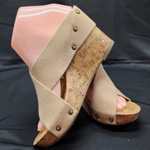 Women's Tan Woven Sandals never worn - Picture 1 of 9